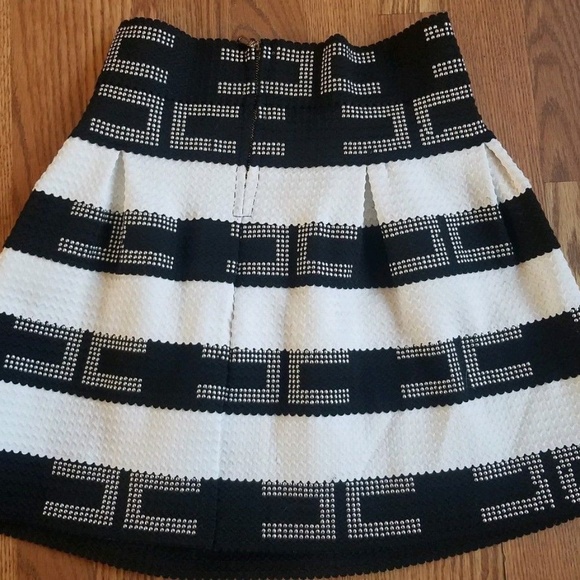 Sold Solution Womans M/L Skirt Black White Studded - Picture 4 of 5